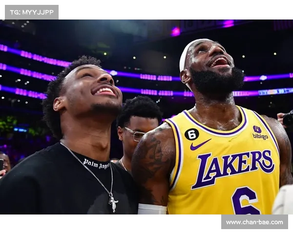 NBA首次上演父子同台!布朗尼20岁生日当天与父亲詹姆斯并肩作战,但这表现…… NBA首次上演父子同台!布朗尼20岁生日当天与父亲詹姆斯并肩作战,但这表现……